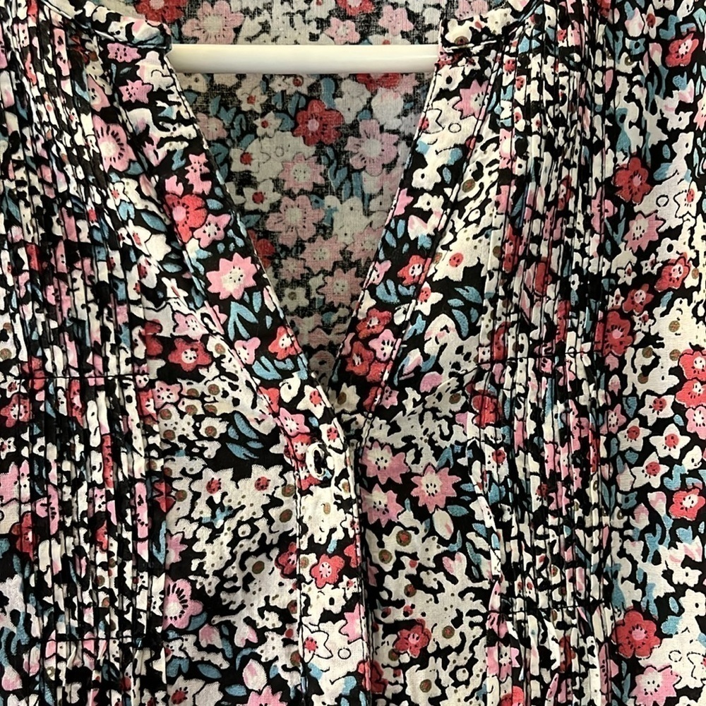 Serengeti 3/4 sleeved, v neck floral pattern blouse. Size Medium. - Picture 3 of 10